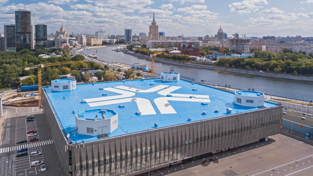 Изображено здание экспоцентра - главный павильон на фоне Москва-реки